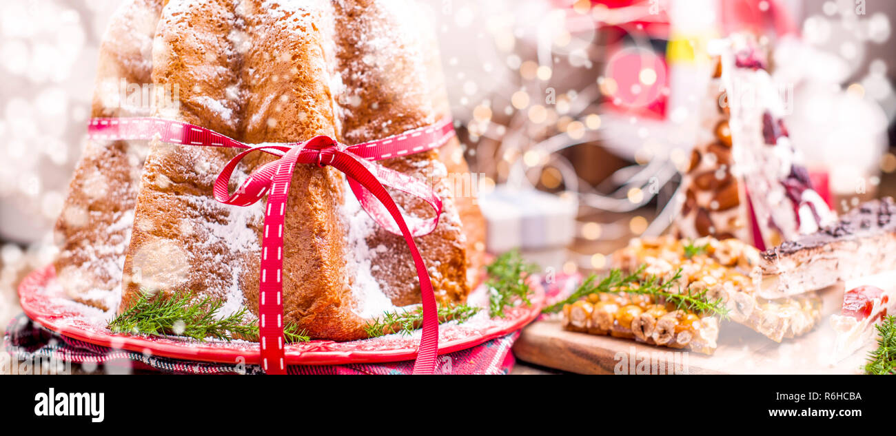 Dulces típicos tradicionales para la Navidad en Italia. Suéteres y bicarbonato de Pandora para pasar unas vacaciones en el invierno. Foto teñido con nieve. Formato largo Fotografía de stock - Alamy Dulces típicos tradicionales para la Navidad en Italia. Suéteres y bicarbonato de Pandora para pasar unas vacaciones en el invierno. Foto teñido con nieve. Formato largo Fotografía de stock - Alamy