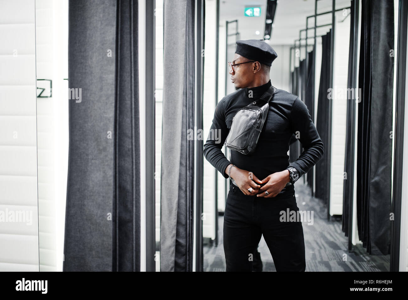 casual hombre afroamericano en traje negro y boina cintura en fitting room tienda ropa , el espejo Fotografía de stock - Alamy