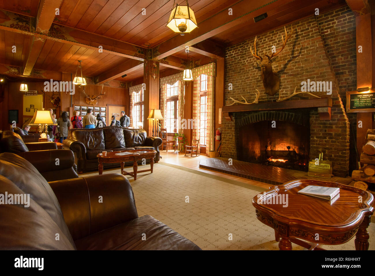 El vestíbulo en el histórico lago Quinault Lodge, Península Olímpica, Washington. Foto de stock