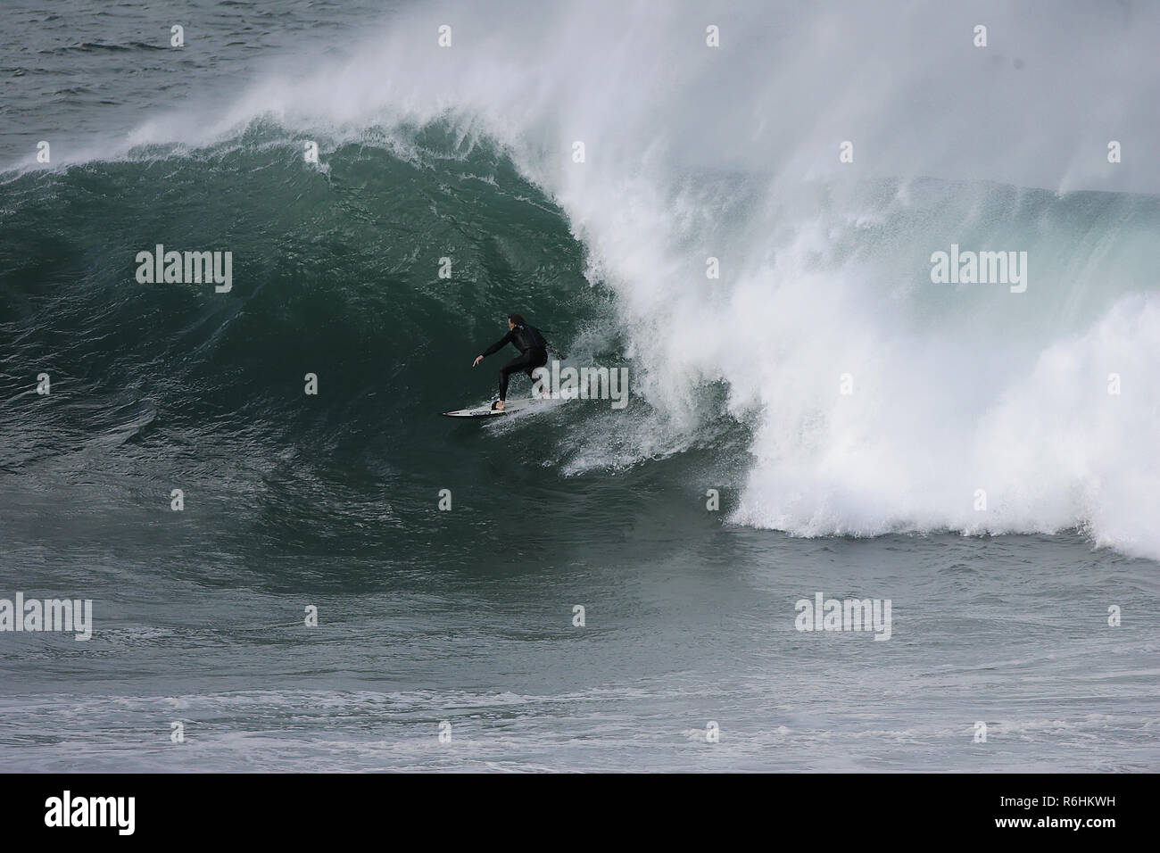 Big wave surf en Newquay Cribbar del punto en Fistral Bay, Cornwall, Reino Unido Foto de stock