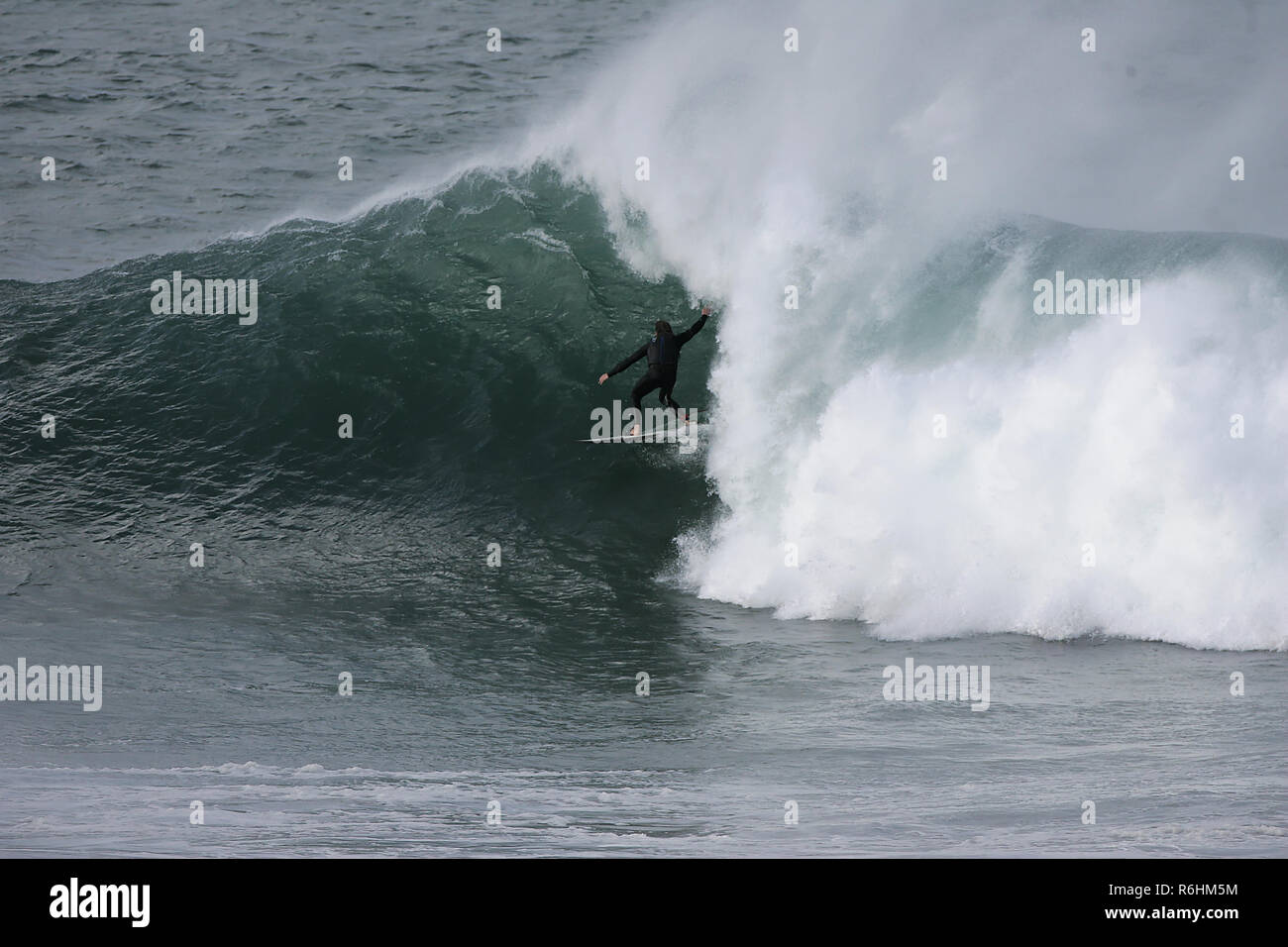 Big wave surf en Newquay Cribbar del punto en Fistral Bay, Cornwall, Reino Unido Foto de stock