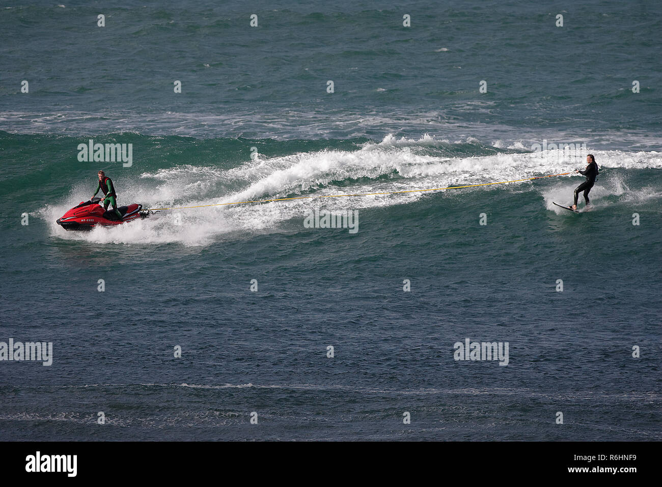Big wave surf en Newquay Cribbar del punto en Fistral Bay, Cornwall, Reino Unido Foto de stock
