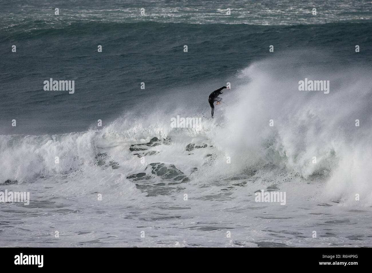 Big wave surf en Newquay Cribbar del punto en Fistral Bay, Cornwall, Reino Unido Foto de stock