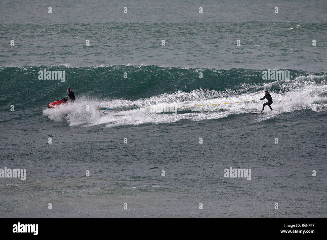 Big wave surf en Newquay Cribbar del punto en Fistral Bay, Cornwall, Reino Unido Foto de stock