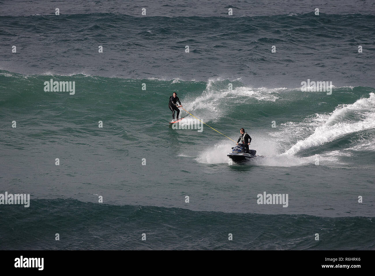 Big wave surf en Newquay Cribbar del punto en Fistral Bay, Cornwall, Reino Unido Foto de stock