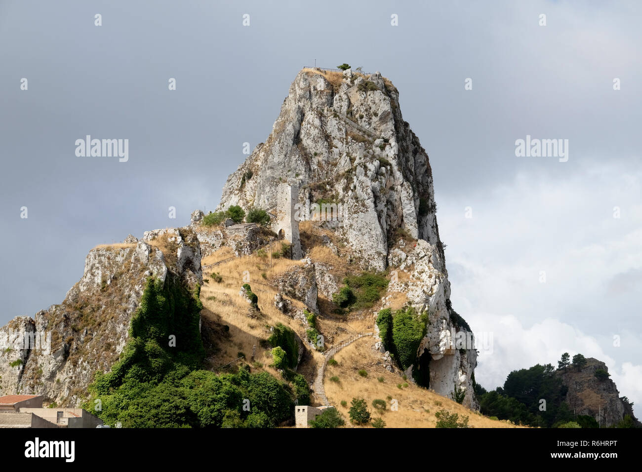 Monte Castillo, conocido como el 'pizzo de Caltabellotta', en Caltabellota, Sicilia, Italia Foto de stock