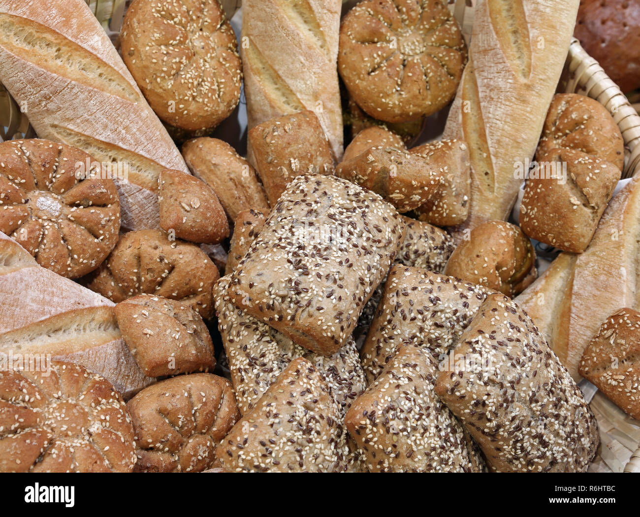 Pan recién hecho en la panadería con fragantes panes y baguettes Fotografía  de stock - Alamy
