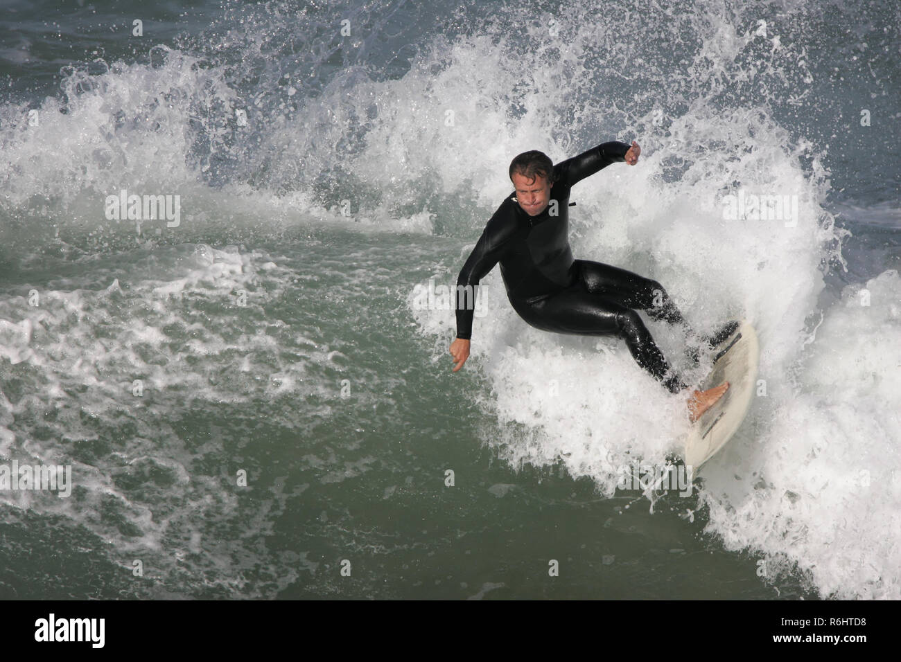 Big wave surf en Newquay Cribbar del punto en Fistral Bay, Cornwall, Reino Unido Foto de stock