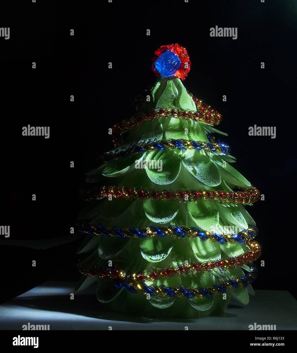 Árbol de Navidad casero. El árbol está hecho de tenedores de plástico y  cucharas. La creatividad. Tema dispara Fotografía de stock - Alamy