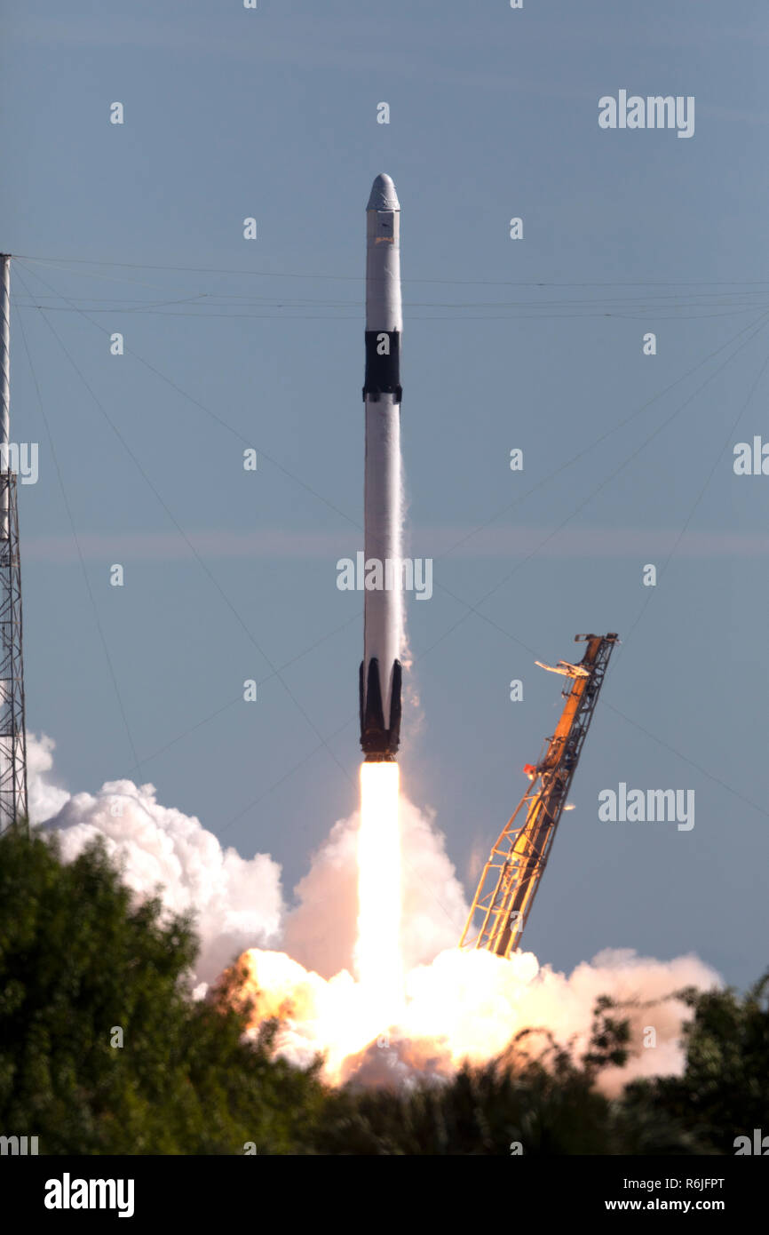 La estación de la Fuerza Aérea de Cabo Cañaveral, Florida, Estados Unidos. 5º de diciembre de 2018. Un cohete SpaceX Falcon 9 llevando el dragón nave de reabastecimiento de blastos apagado desde el complejo de lanzamiento espacial 40 de la estación de la Fuerza Aérea de Cabo Cañaveral el 5 de diciembre de 2018, en Cabo Cañaveral, Florida. El vehículo de lanzamiento reutilizable para Falcon está en la 16ª misión comercial servicios de reabastecimiento de la Estación Espacial Internacional. Crédito: Planetpix/Alamy Live News Foto de stock
