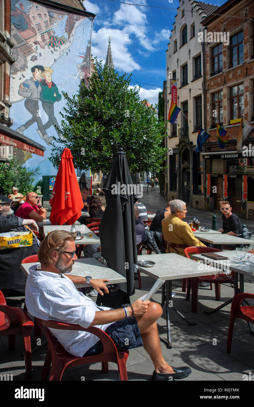 Street Art Dibujos Animados Y Restaurantes En El Centro De La Ciudad De Bruselas Belgica Por Franck Broussaille Pe Mural En Bruselas Belgica Fotografia De Stock Alamy