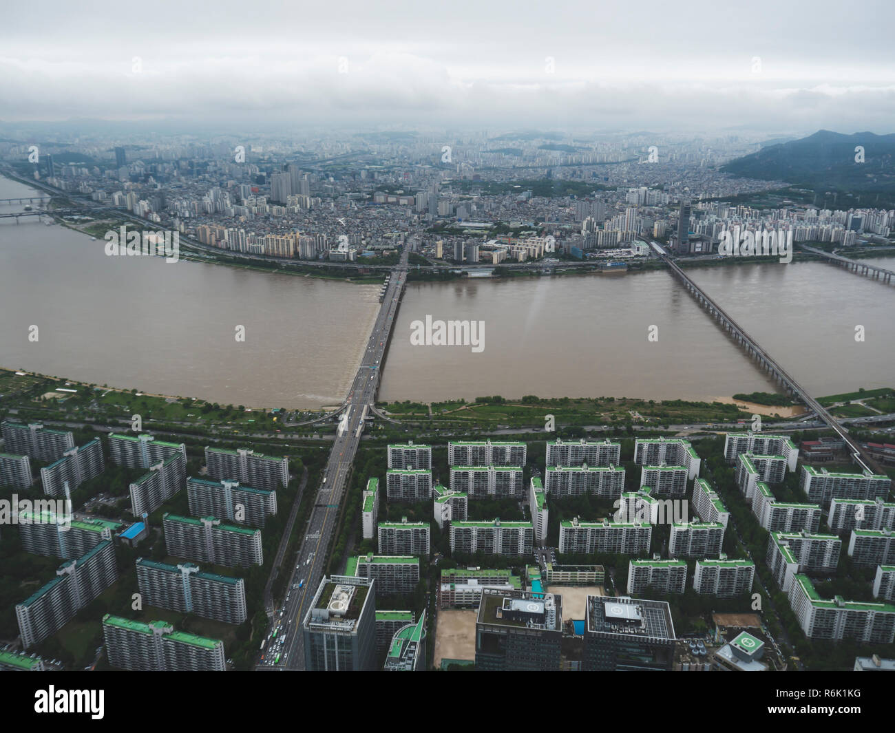 La hermosa vista de la ciudad de Seúl y Han-gang río desde el aire. Corea del Sur Foto de stock