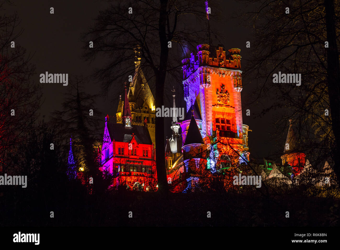 Castillo drachenburg koenigswinter Alemania coloridas luces en la noche Foto de stock