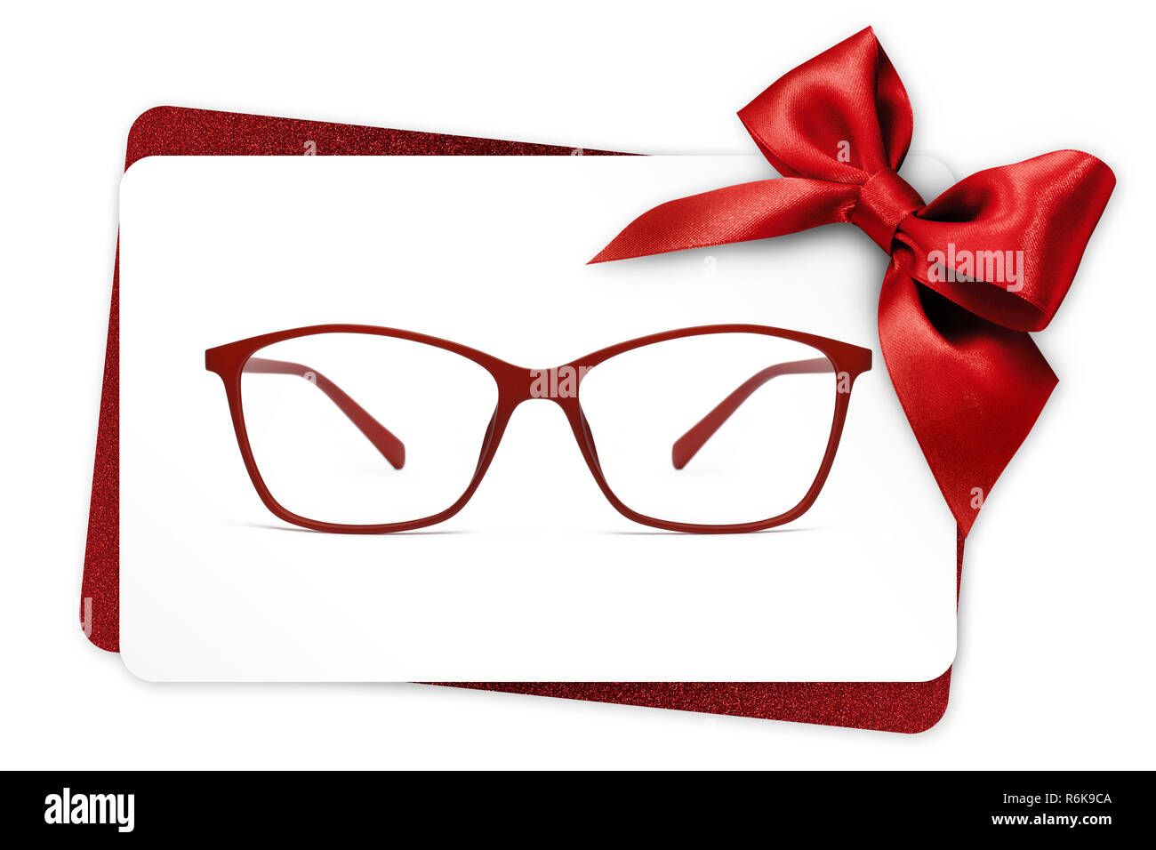 Tarjeta de regalo, gafas gafas rojo y cinta roja bow, aislado sobre fondo  blanco Fotografía de stock - Alamy