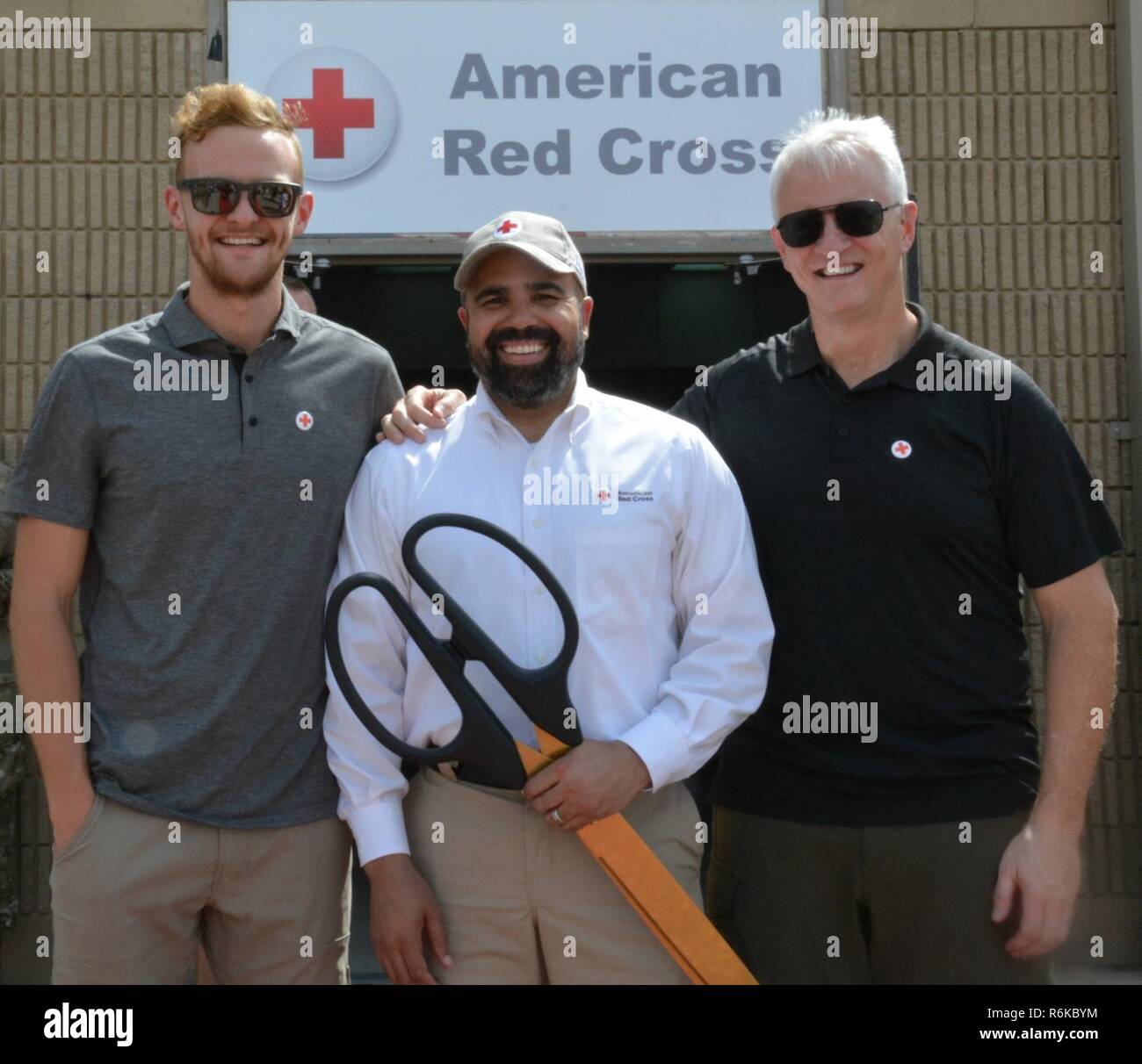 Campamento Arifjan, Kuwait- Connor Jordan (centro izquierda) Michael Jordan  (centro derecha) Koby J. Langley, Cruz Roja Americana, Vicepresidente  Senior de Servicios para las Fuerzas Armadas (centro) y Kenneth Romero  (frontal izquierdo, arrodillado),