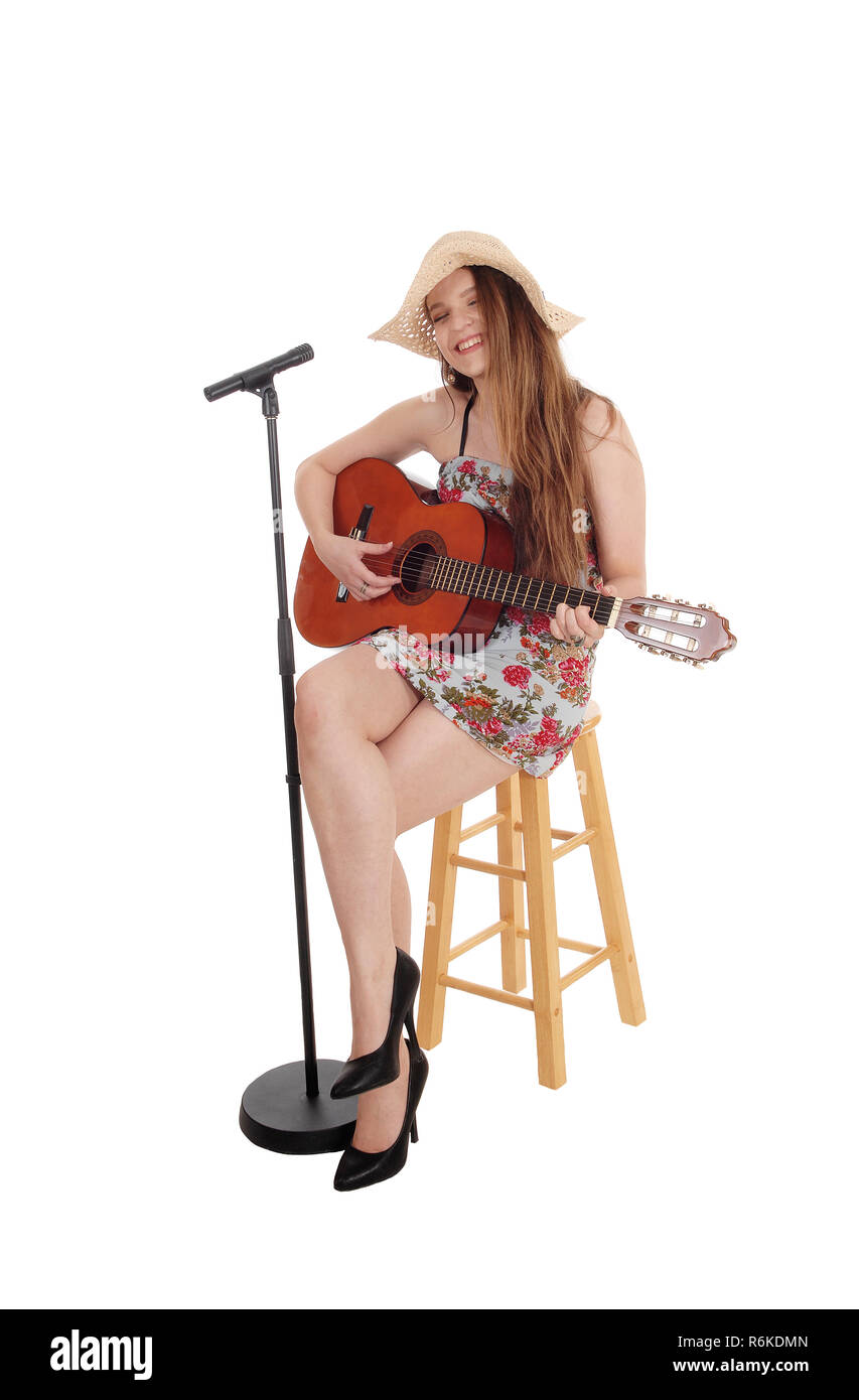 Mujer tocando la guitarra y cantando Fotografía de stock - Alamy