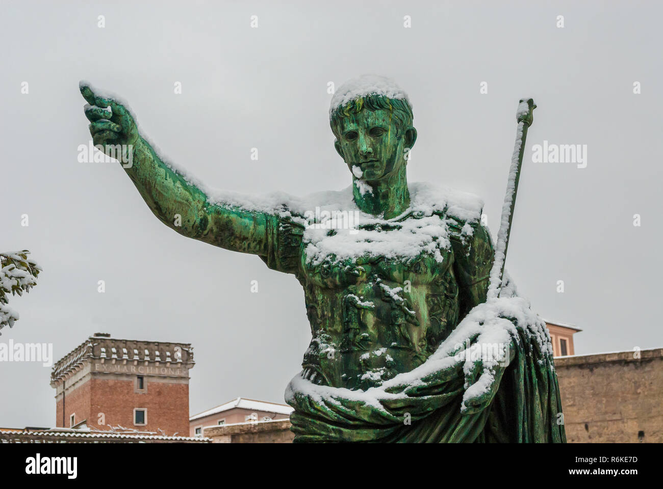 Congelados emperador romano. A lo largo de la estatua de bronce de César  Augusto Foro Imperial cubiertos de nieve, un acontecimiento muy raro en  Roma Fotografía de stock - Alamy