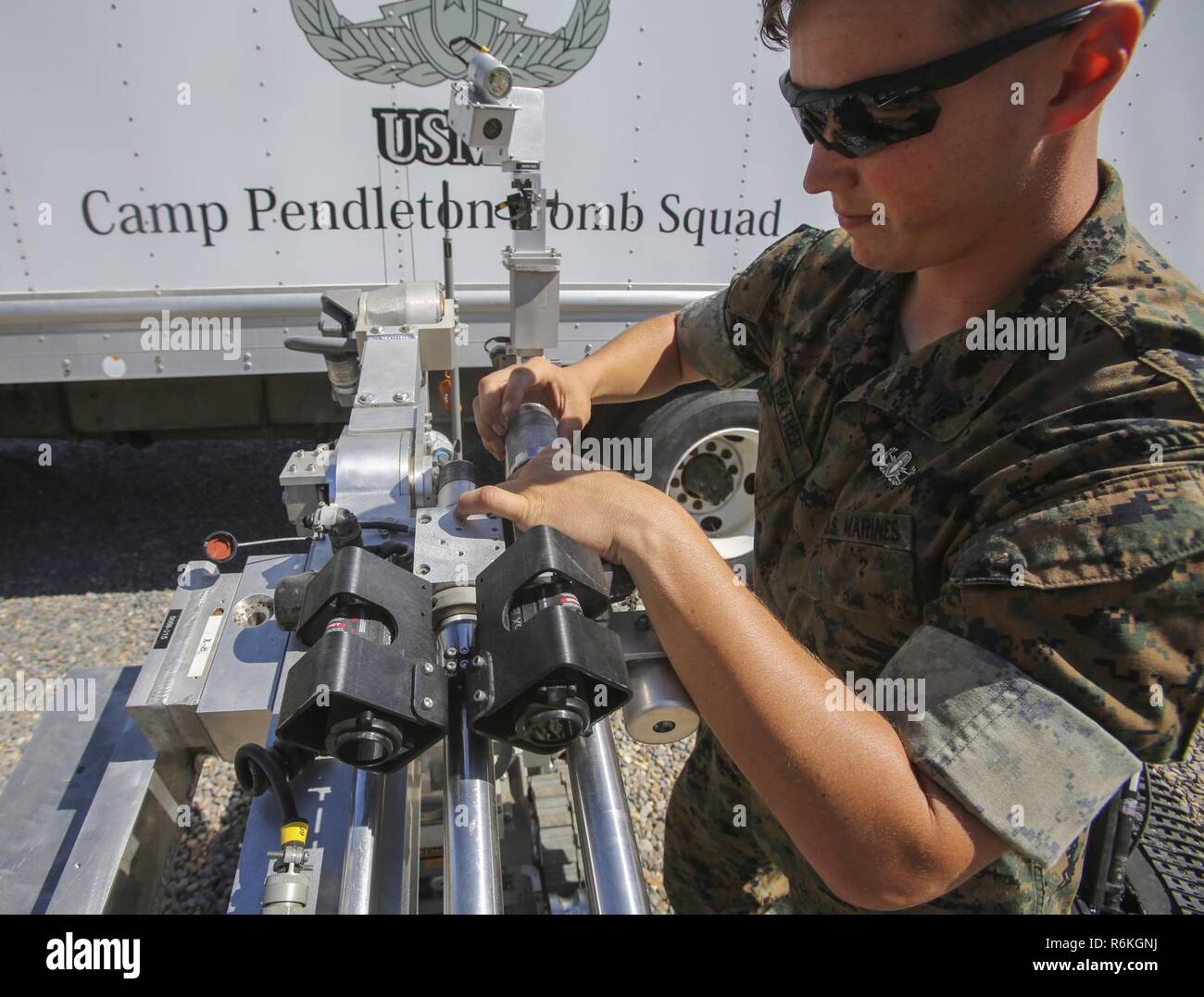 El Sgt. Mateo Prather, un técnico de explosivos con instalaciones del  Cuerpo de Infantería de Marina, West Marine Corps Base Camp Pendleton,  equipo de eliminación de artefactos explosivos, la inspecciona un robot