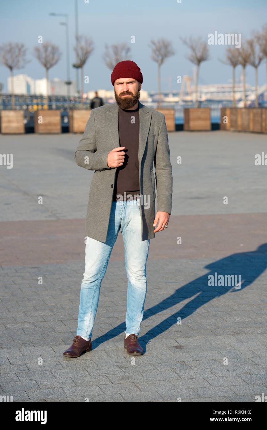 Hipster traje. Elegante ropa casual para el otoño y el invierno. Ropa y  concepto de moda masculina. El hombre barbado hipster elegante abrigo de  moda. Cómodas y frescas. Ropa casual masculino Fotografía