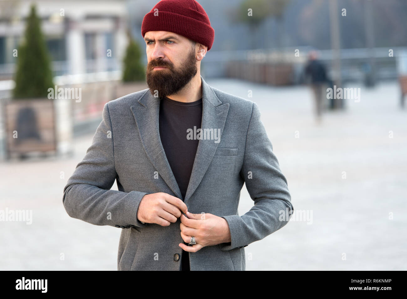 Elegante ropa casual el otoño y el Ropa y concepto de moda masculina. El hombre barbado hipster elegante abrigo moda. Cómodas y frescas. Ropa casual masculino. Hipster traje Fotografía