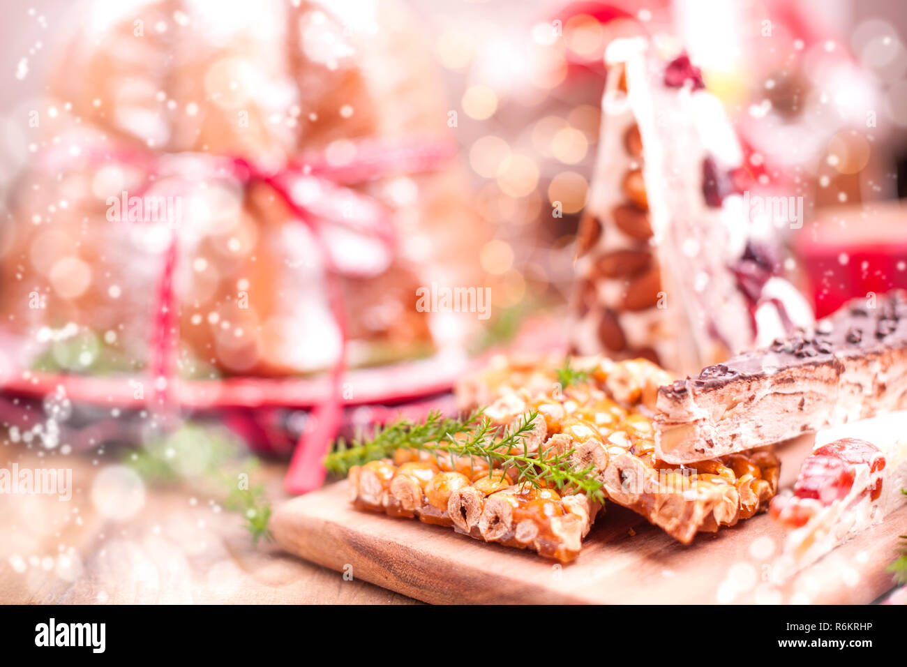 Dulces típicos tradicionales para la Navidad en Italia. Cafés de nueces y  caramelo y hornear pandora para una vacaciones de invierno. Foto con nieve  tintado Fotografía de stock - Alamy