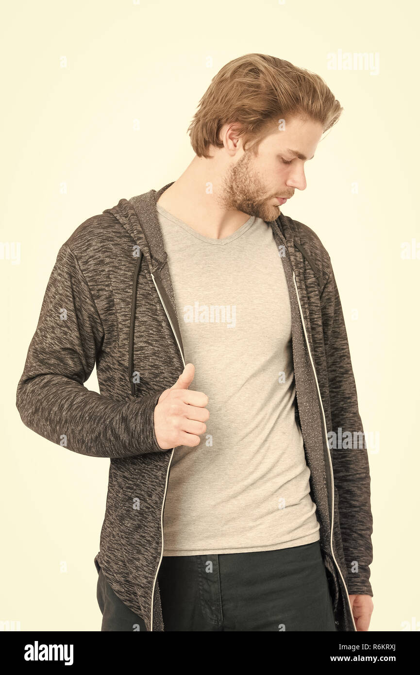 El deporte y la moda. Chico con barba y cabello elegante. Athletic hombre  en ropa deportiva. Hombre en jersey gris. Modelo de moda aislado en blanco  Fotografía de stock - Alamy