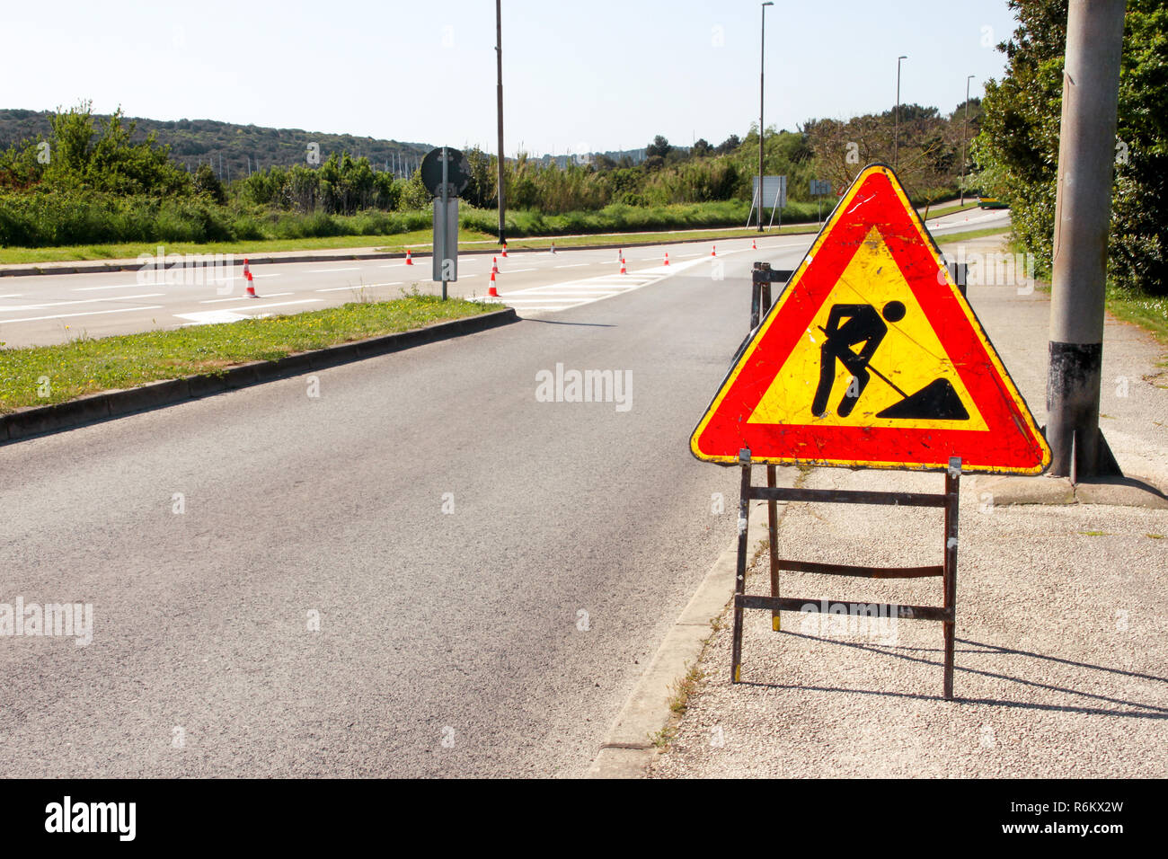 Obras en la carretera de signo para obras de construcción en las calles de  la ciudad. Señal de tráfico en construcción de carretera. Señal de  advertencia de tráfico, la reparación de carreteras.