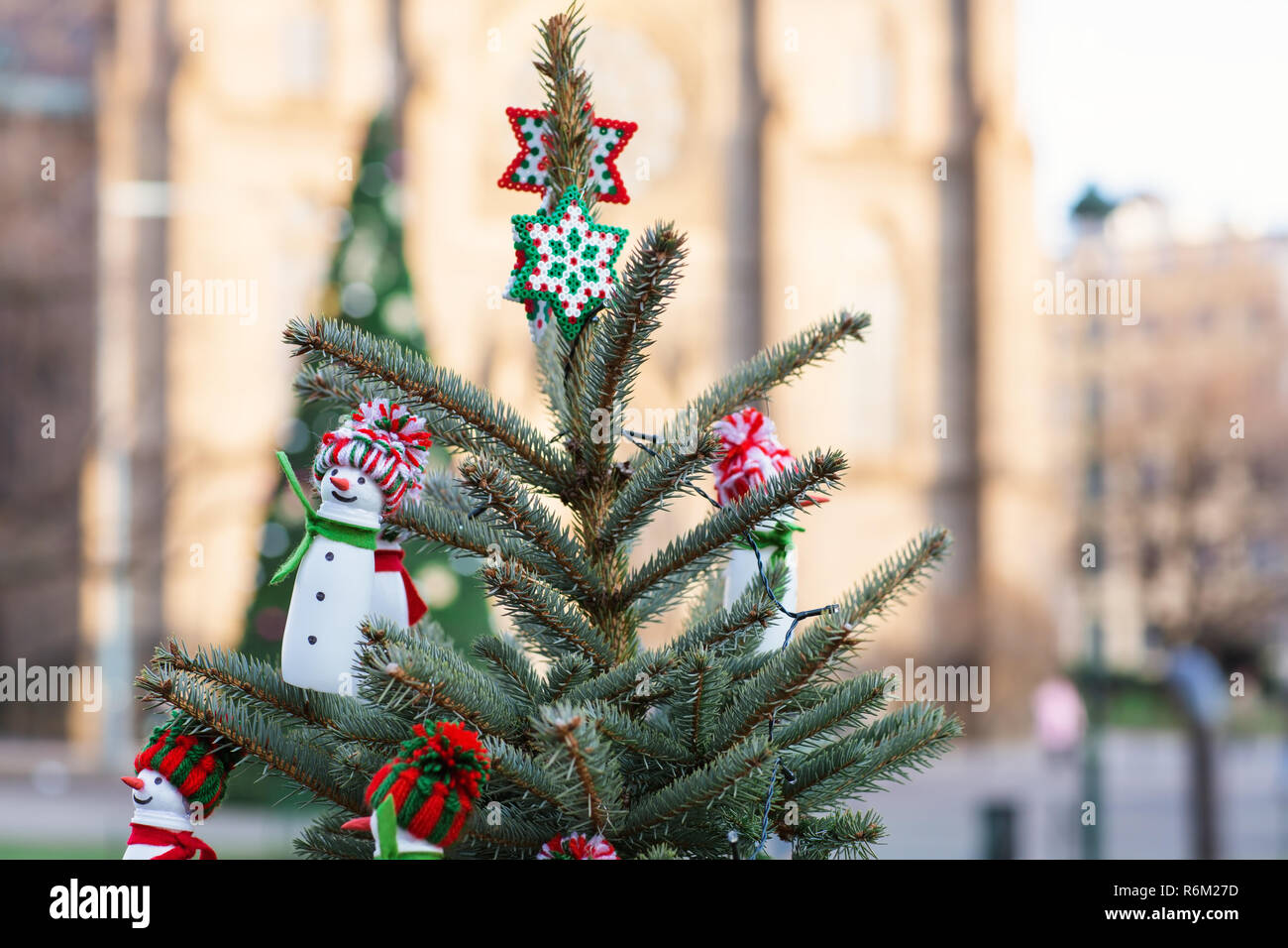 Decoración artesanal en un árbol de Navidad. Ideas de bricolaje. Concepto  de entorno Fotografía de stock - Alamy