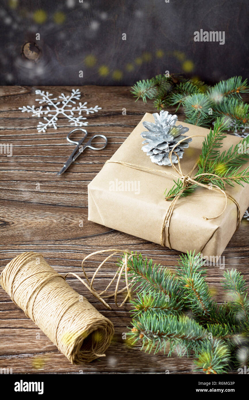 Caja de regalo de Navidad. Regalos de Navidad en cajas hechas a mano sobre  una mesa de madera Fotografía de stock - Alamy