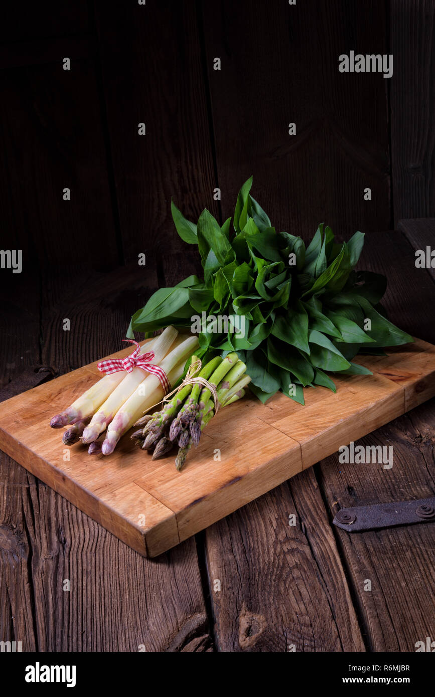 Bear's Garlic con espárragos verdes y blancos Foto de stock