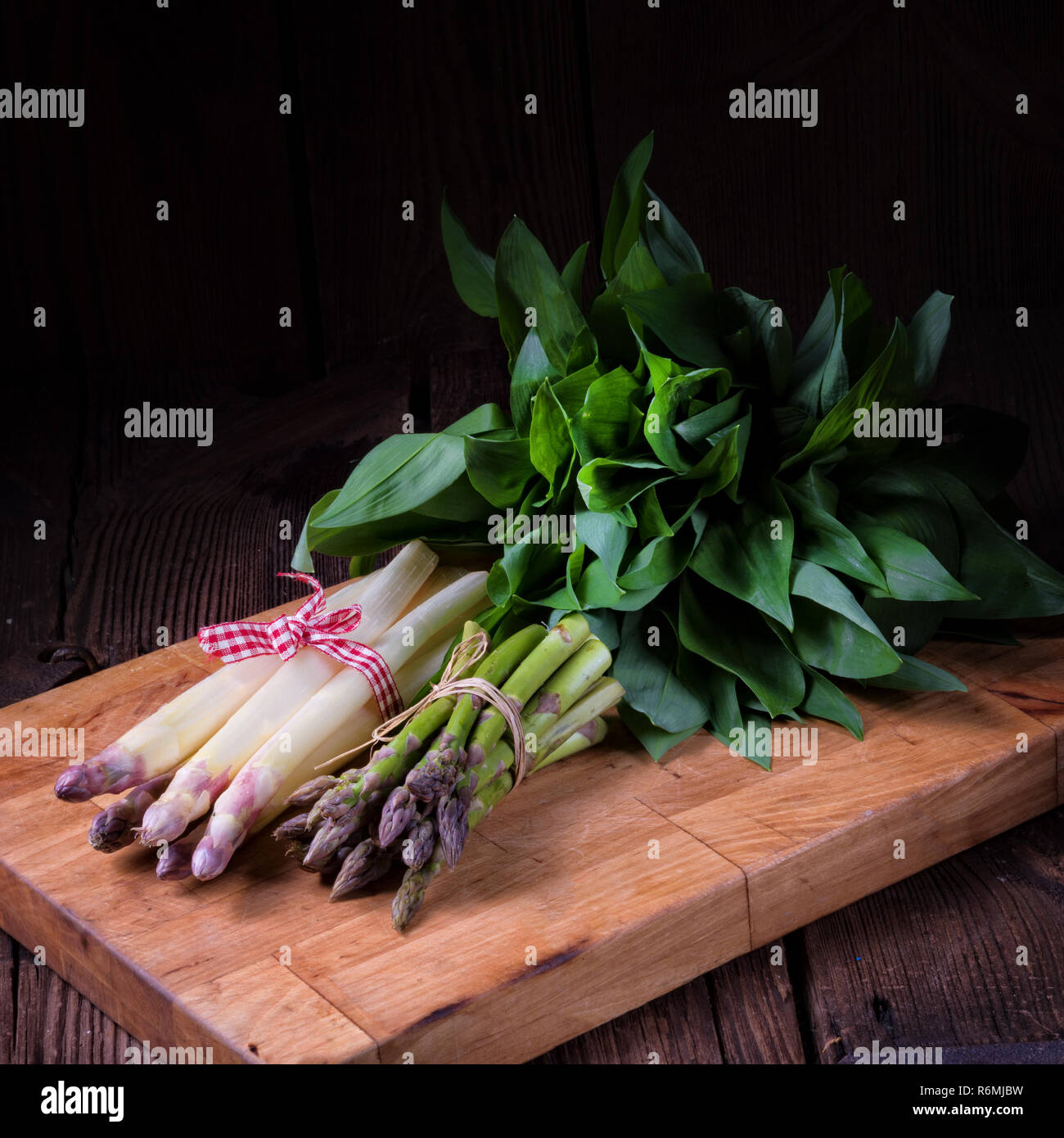 Bear's Garlic con espárragos verdes y blancos Foto de stock