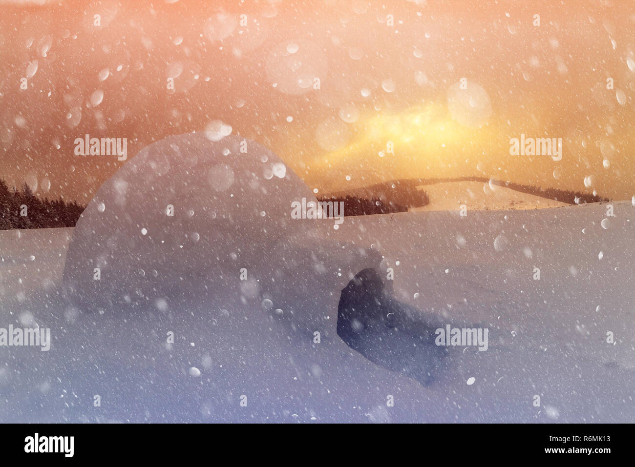 Real Casa iglú de nieve en el invierno de los montes Cárpatos. Los abetos cubiertos de nieve en el fondo. Collage de postal navideña. DOF bokeh luz efecto de postproceso Foto de stock