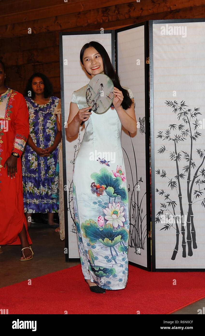 El modelo de moda en el vestido chino espera a la pasarela en el Asian Pacific Islander Fashion show, 31 de mayo de 2017. El Robins Air Base Diversity Council
