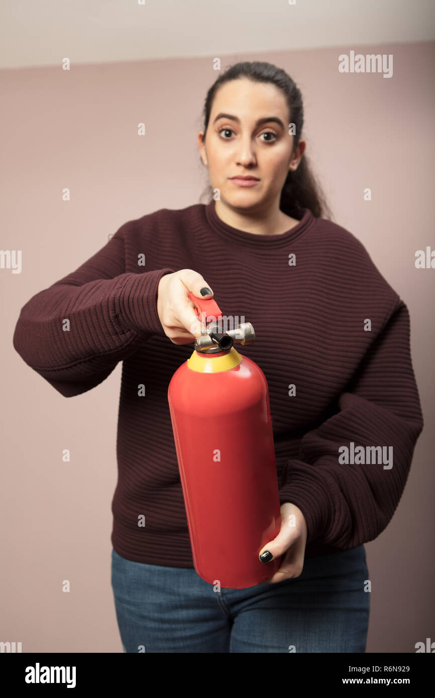 Mujer Joven Con Extintor De Incendios Para Apagar El Fuego Del