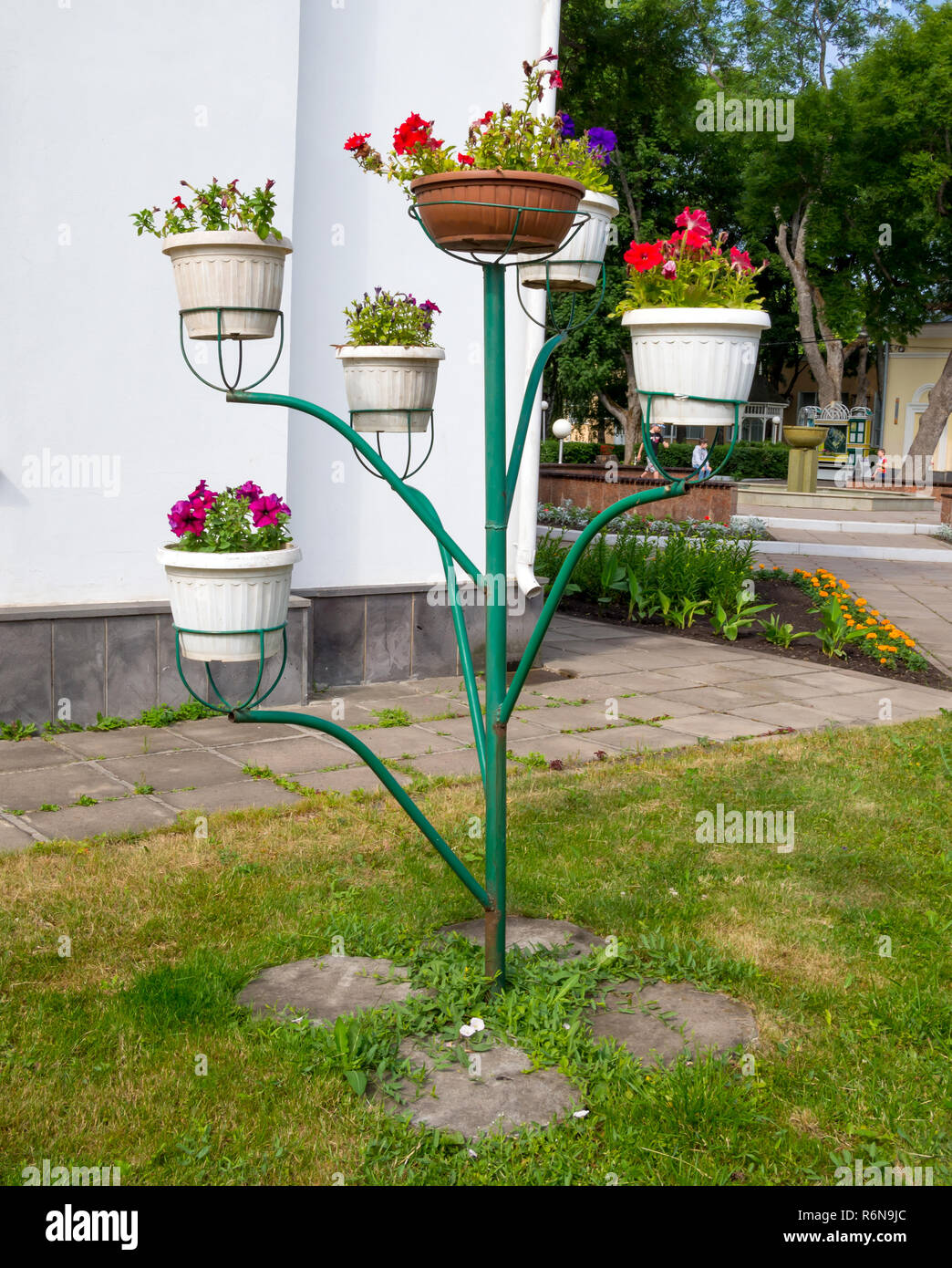 Stand de flores en forma de árbol en el parque Fotografía de stock - Alamy