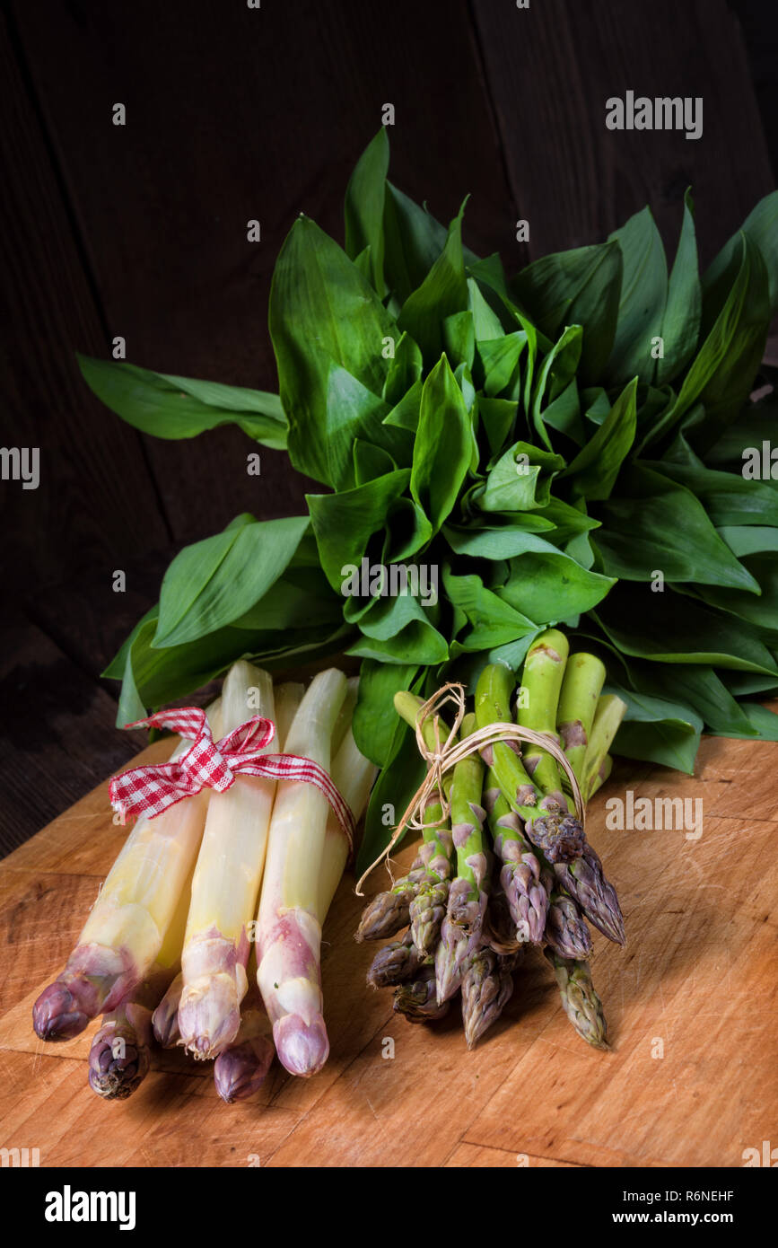 Bear's Garlic con espárragos verdes y blancos Foto de stock
