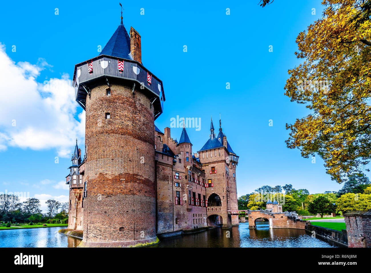 Magnífico castillo de Haar está rodeado por un foso y hermosos jardines. Un castillo del siglo XIV completamente la reconstrucción a finales del siglo XIX en Holanda Foto de stock