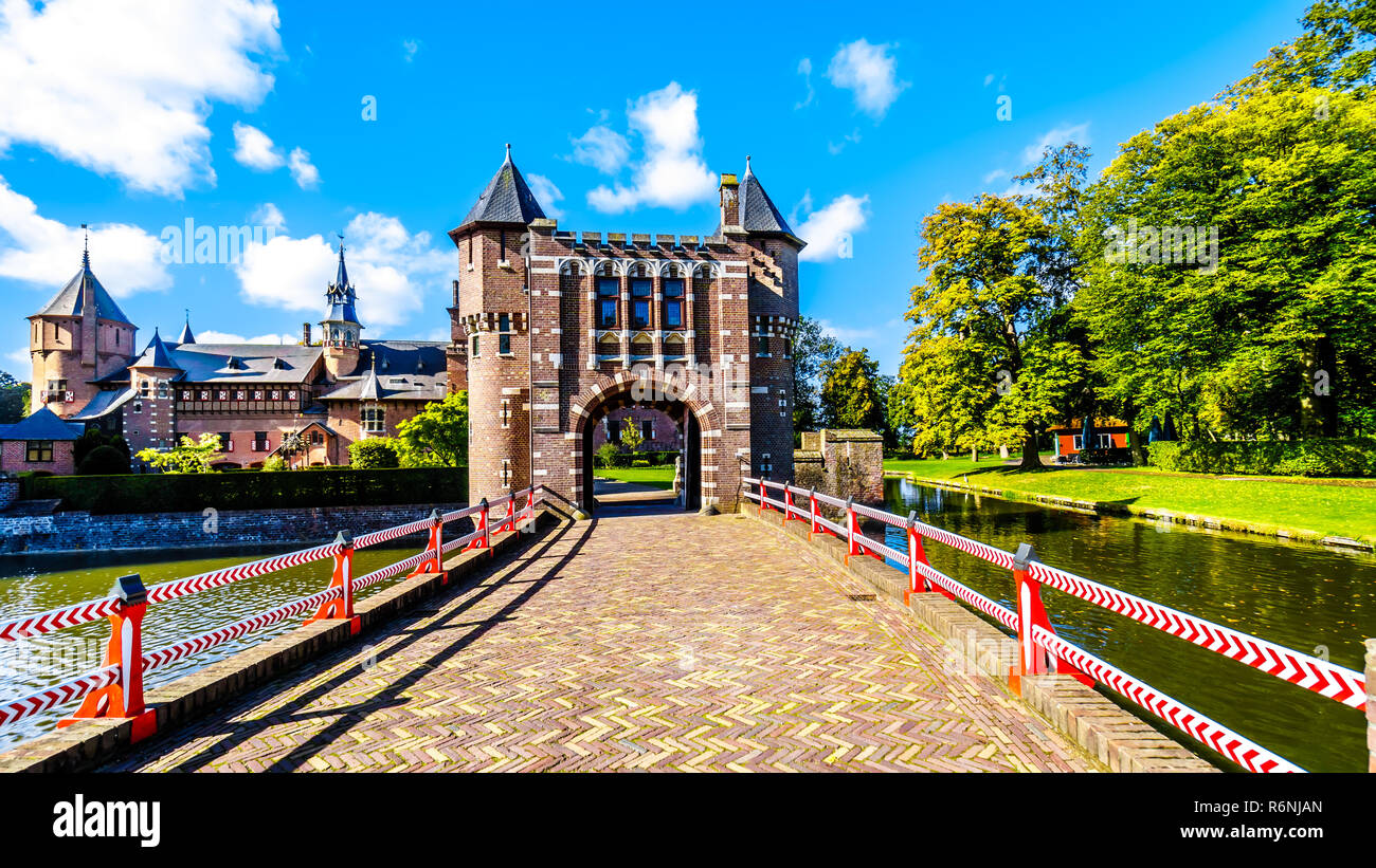 Hermosos jardines que rodean el castillo de Haar. Un castillo del siglo XIV completamente la reconstrucción a finales del siglo XIX en los Países Bajos Foto de stock