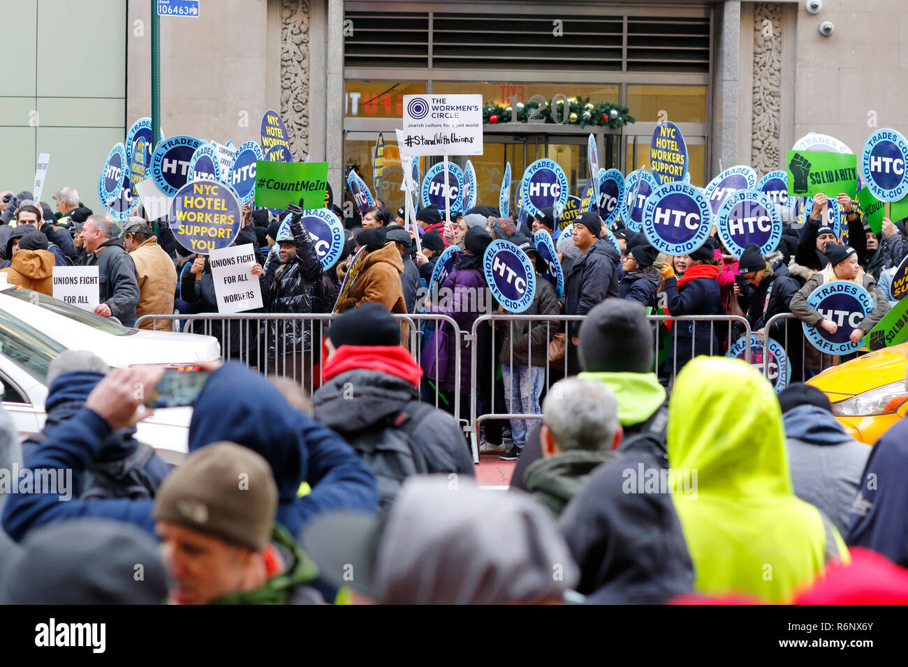 Un sindicato laboral/rally protesta fuera de carta de espectro en la Ciudad de Nueva York (5 de diciembre de 2018) Foto de stock