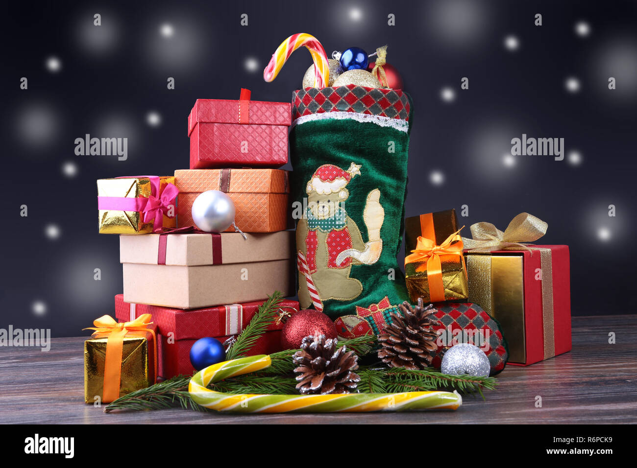 Feliz Navidad composición. Santa's zapatos con cajas de regalo de mullidas  plumas con nieve y copos de nieve. Felices fiestas Fotografía de stock -  Alamy