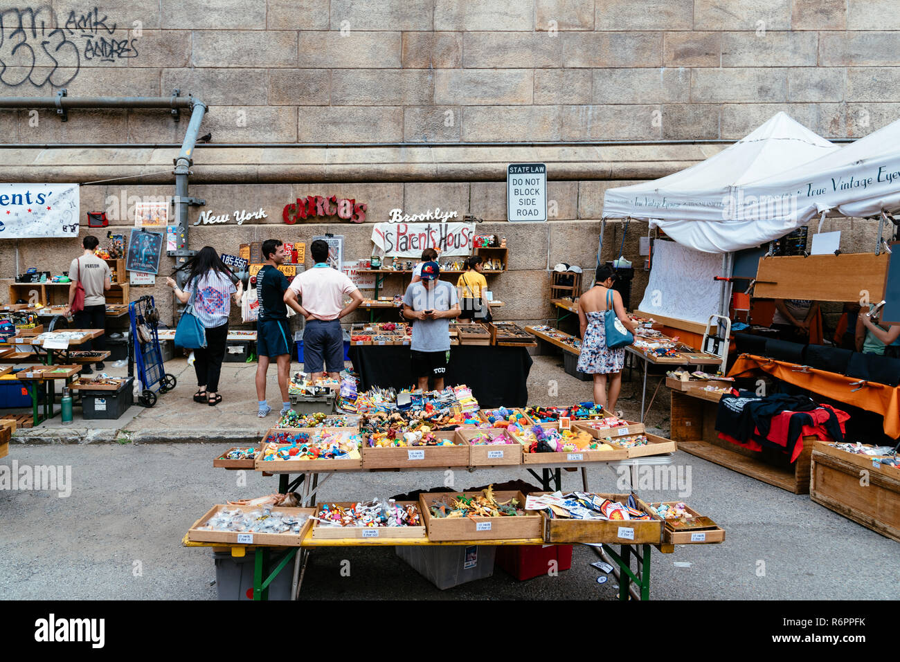 La Ciudad de Nueva York, EE.UU. - 24 de junio de 2018: Mercado de Pulgas de Brooklyn en DUMBO. Incluye proveedores de ropa, vintage, antigüedades y coleccionables jewe Fotografía de - Alamy