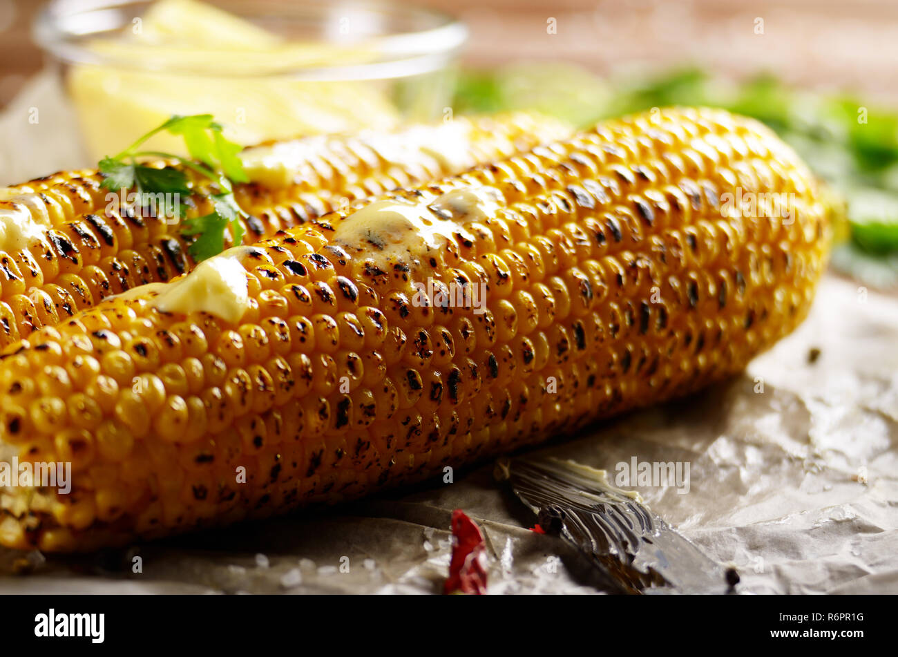 Mesa De Cocina Con Mazorcas De Maiz Dulce A La Parrilla En Mantequilla De Fusion Y Verdes Sobre Papel Para Hornear Fotografia De Stock Alamy