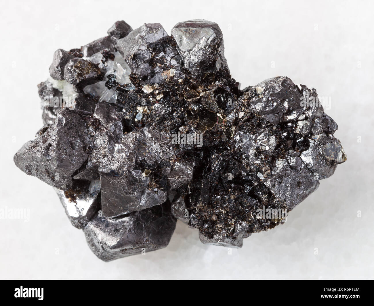 Áspera piedra magnetita cristalina sobre mármol blanco Fotografía de stock  - Alamy