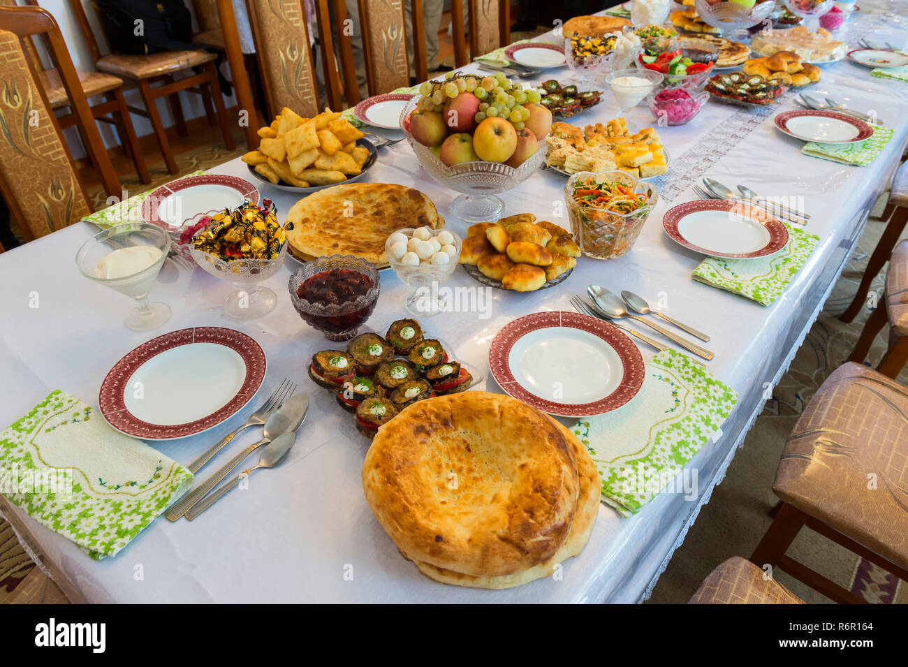 Tabla con comida para los huéspedes, Shymkent, región sur, Kazajstán, Asia Central Foto de stock