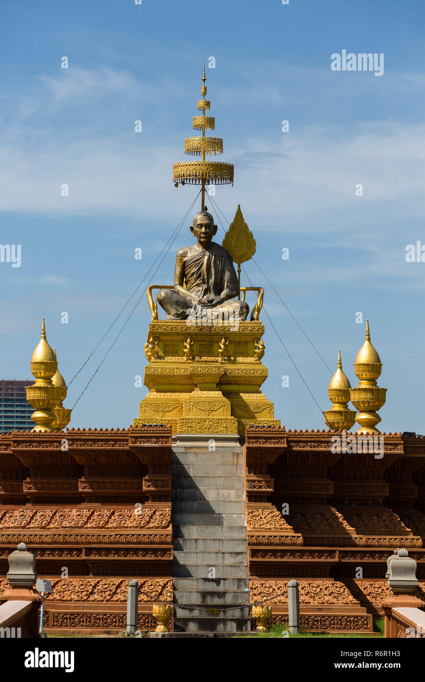 Estatua de bronce del monje Hun Sen Park Chuon Nat en Neak Banh Teuk Park, Phnom Penh, Camboya Foto de stock