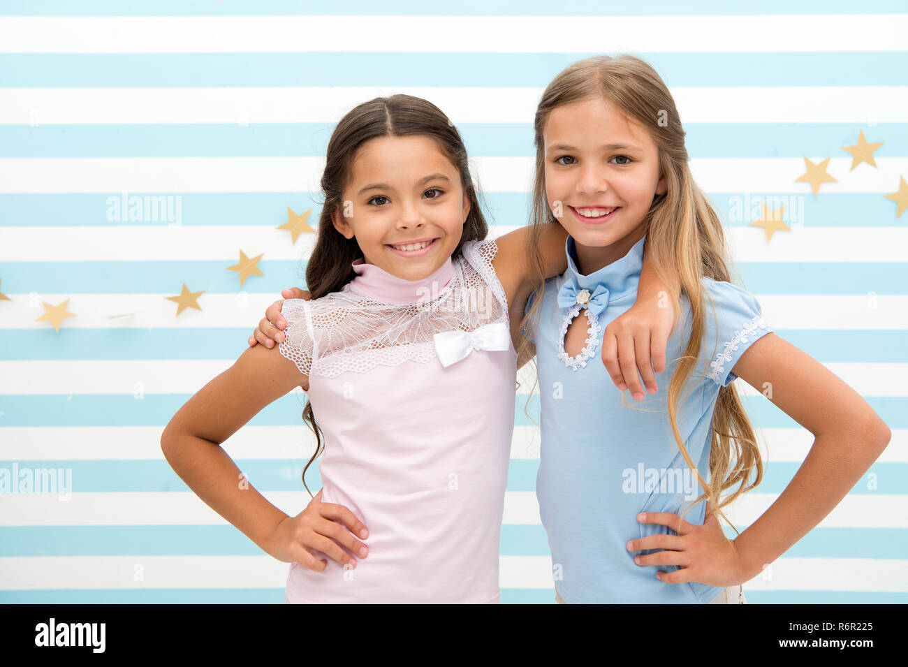 Niños Moda. Pocas chicas guapas demostrar Niños Moda. Las niñas con una sonrisa en la cara Fotografía stock - Alamy
