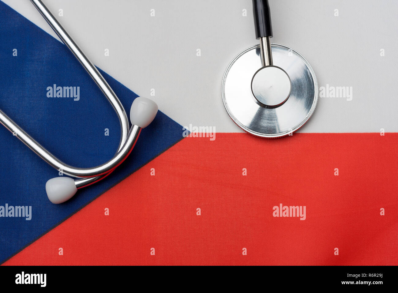 La bandera de la República Checa y el estetoscopio. El concepto de la