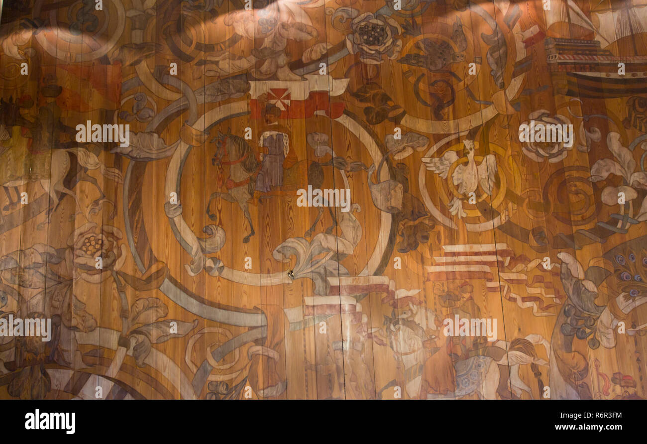 En el interior del museo histórico de Gdansk, Polonia situado en el antiguo ayuntamiento, el techo de madera pintada Foto de stock