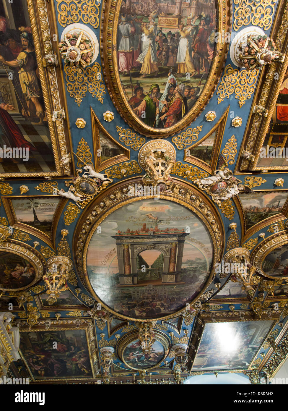 En el interior del museo histórico de Gdansk, Polonia situado en el ayuntamiento de la ciudad vieja se puede ver el magnífico techo pintado Foto de stock
