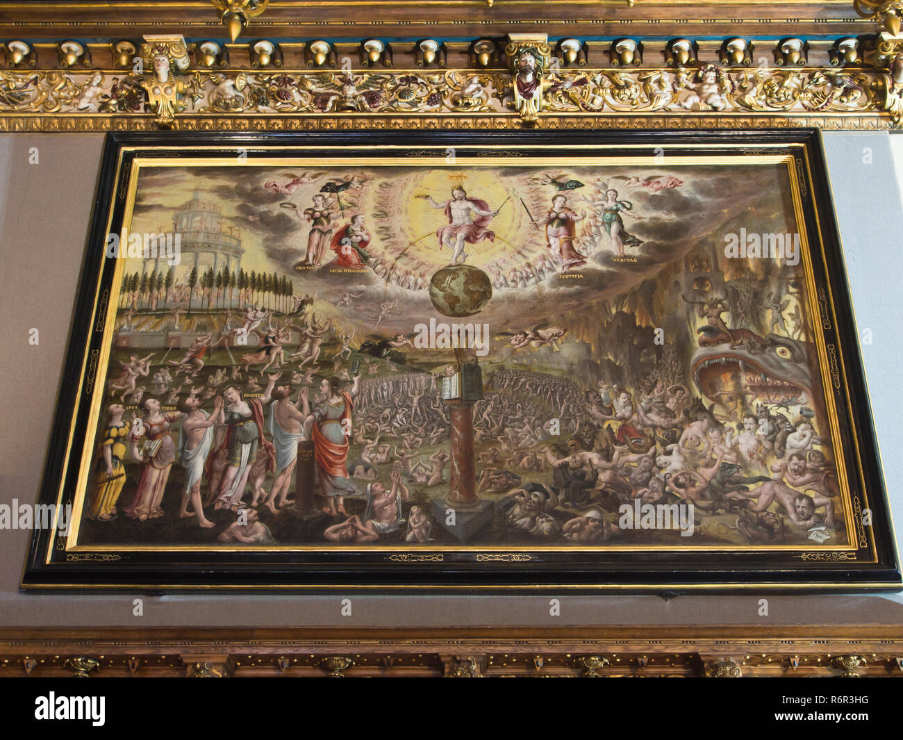 En el interior del museo histórico de Gdansk, Polonia situado en el antiguo ayuntamiento, la gran pintura con motivos religiosos Foto de stock